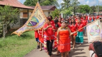 Des Amérindiens de Saint-Georges de l’Oyapock défilant dans la rue lors de la journée internationale des populations autochtones. 