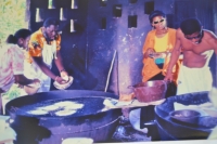 Les membres du groupe Kassav préparant des cassaves. 