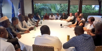 Annicke Girardin entourée des élus de Mayotte et des représentants de l'intersyndicale