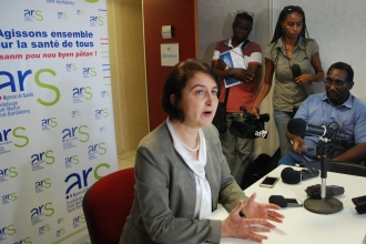 Valérie Denux répondant aux questions des journalistes