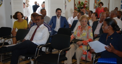 Lucette Michaux-Chevry entourée de Max Mathiasin, Justine Benin, Laurent Bernier, Marie-Luce Penchard, Gabrielle Louis-Carabin, Jocelyn Sapotille et Eric Jalton