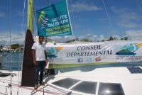 Willy Bissainte à la rade de Pointe-à-Pitre présentant son nouveau bateau C La Guadeloupe