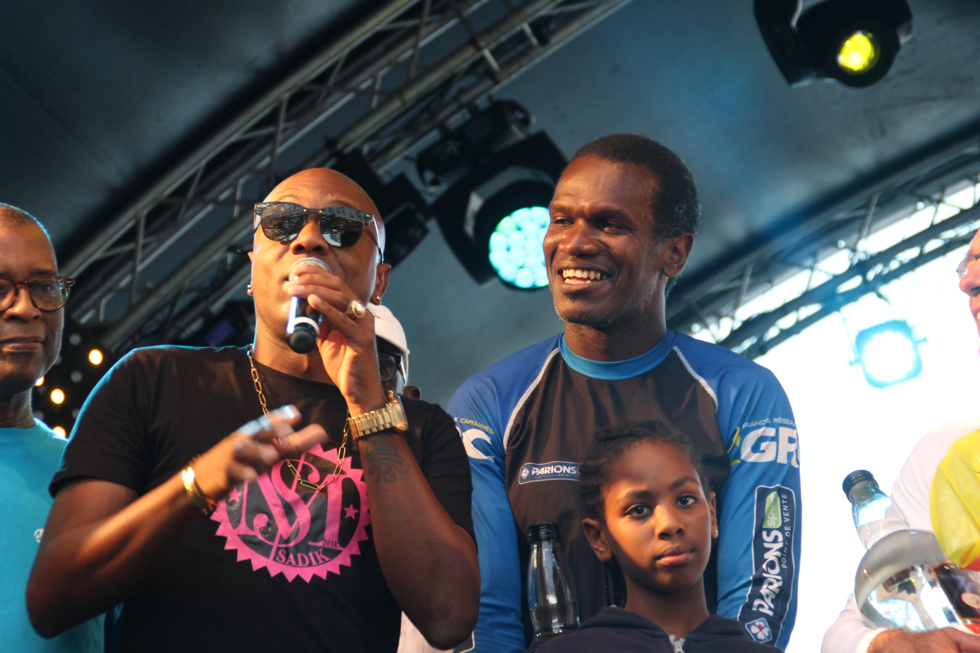 Avec le parrain de son projet, le chanteur saintannais Misié Sadik.JPG
