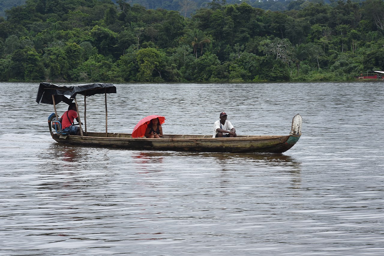 Pirogue sur le fleuve Maroni, photographie du 10 mai 2018.
