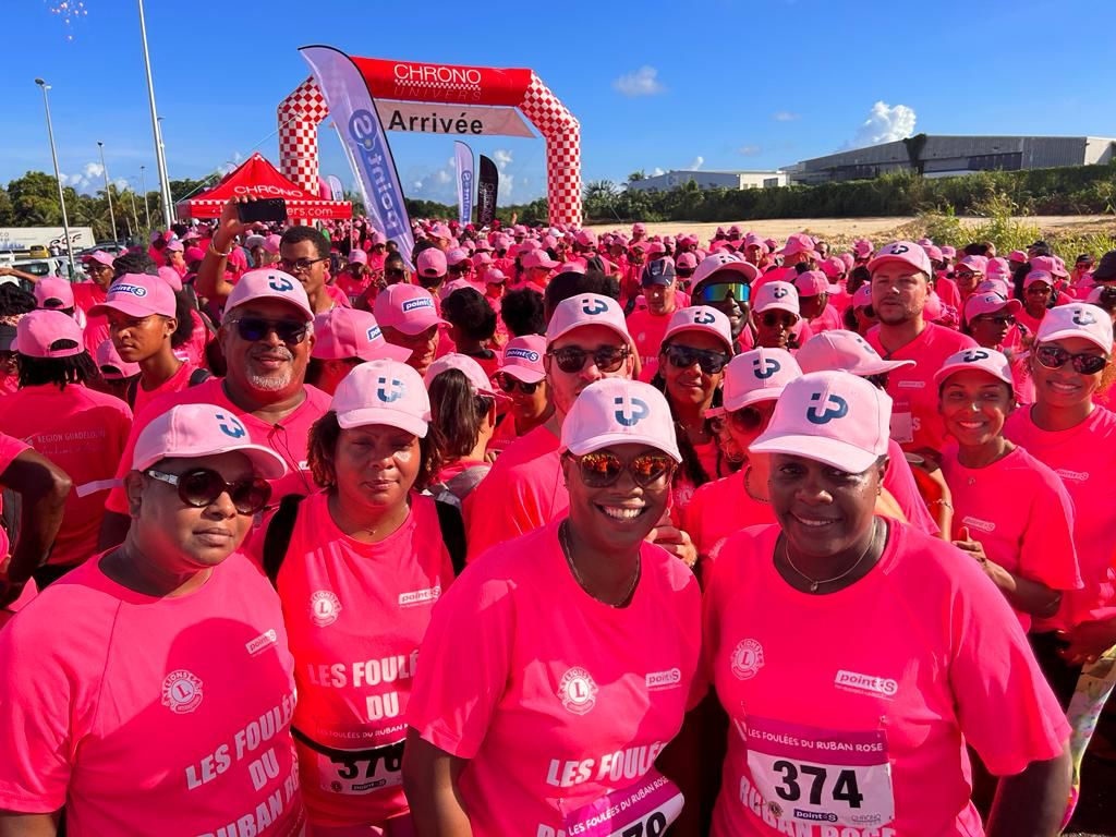 Foulées du Ruban Rose en Guadeloupe, foule vêtue de rose à l'arrivée