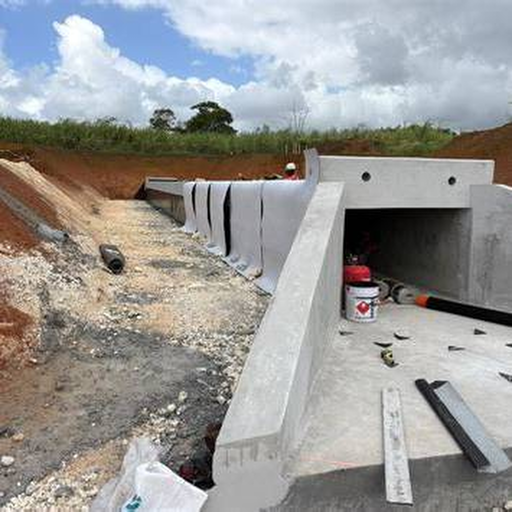 Ouvrage en construction sur le chantier de la déviation de La Boucan en Guadeloupe