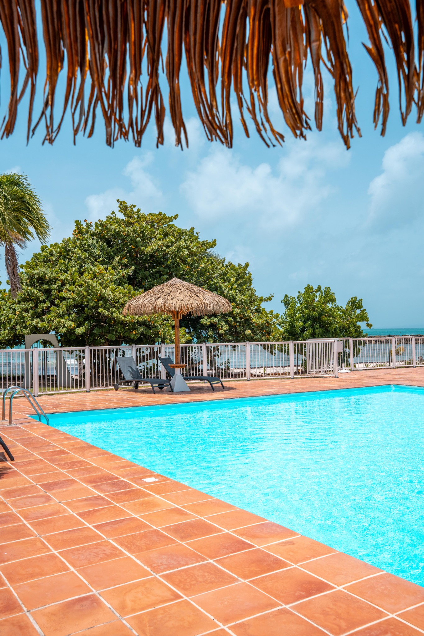 Piscine et plage à l'Arawak Beach Resort