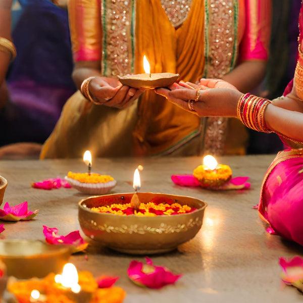 Mains tenant une lampe diya pendant une célébration de Diwali