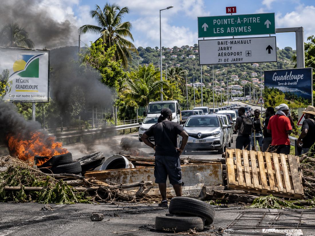 Illustration de barrages routiers et fumées en Guadeloupe