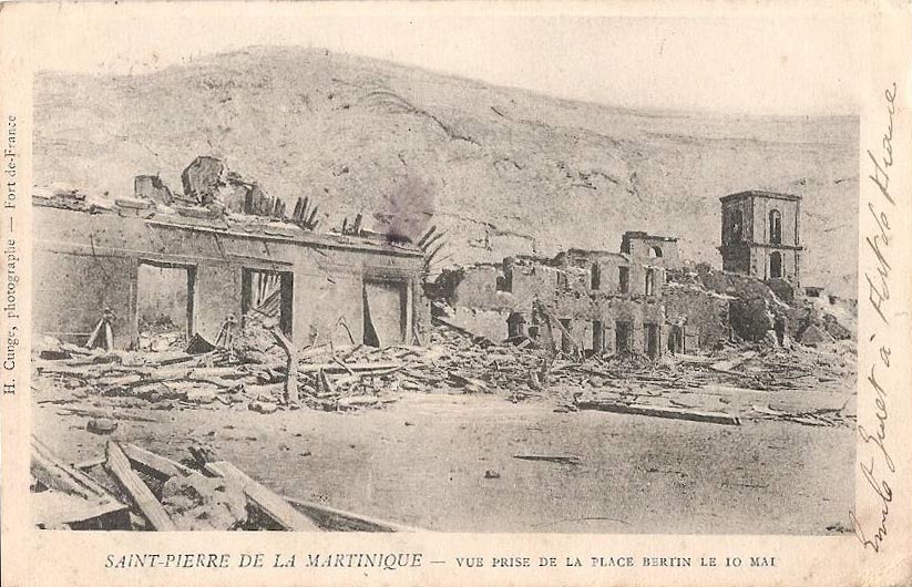 Photographie historique des ruines de Saint-Pierre en mai 1902